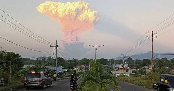 Alert level raised to highest over Indonesia volcano eruption