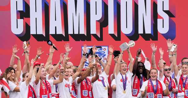 England lift Euro trophy in front of thousands at Buckingham Palace