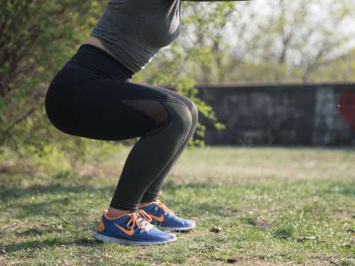 Here's how many squats you need to do per day for firm buttocks