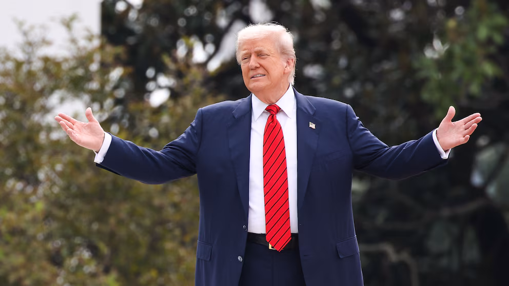 Trump takes unusual stroll on White House roof