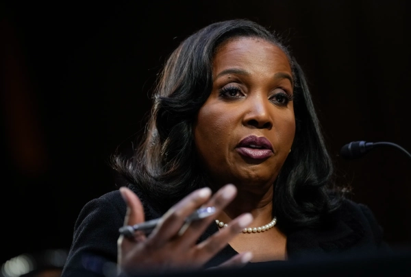 Trump calls on a Fed board member to resign over mortgage fraud claims
