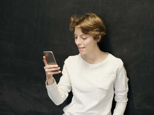 Where should the phone be placed according to etiquette: tips for every day