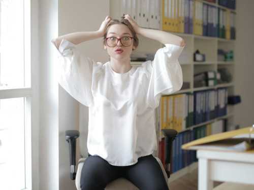 Tired right in the office? 5 simple exercises that will restore your tone and concentration
