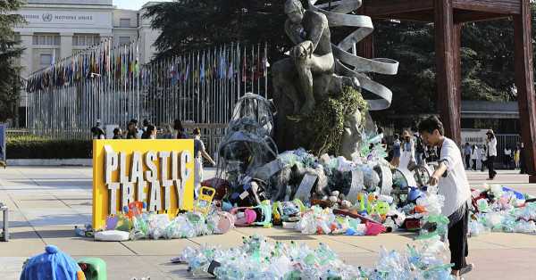 Artist covers sculpture in plastic as sign for pollution summit delegates