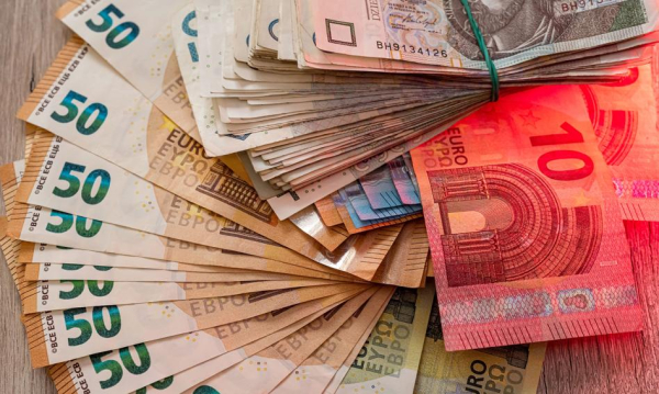 The zloty is getting weaker. The dollar is waiting for a signal from the Fed.