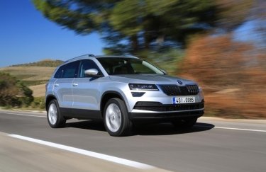 автомобіль Skoda Karoq, дорога, дерева