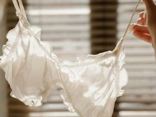 Five rules of lingerie etiquette: straps, elastic and lace