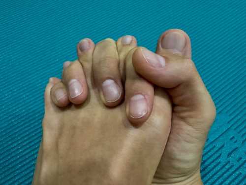 Finger and toe interlocking exercise – a practice that makes you feel better