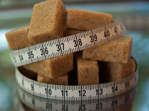 A candy with 100 kcal is how many grams of excess weight? And vice versa?