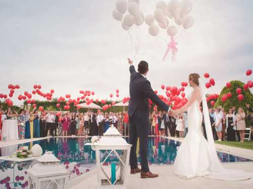It is not recommended to do this! The subtleties of wedding etiquette
