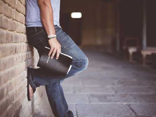 When inaction and refusal of hasty decisions lead to success