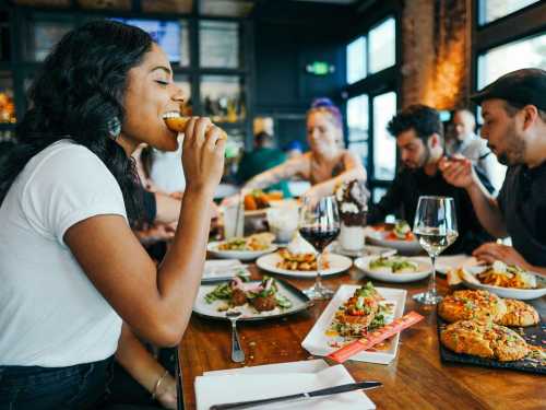Restaurant Etiquette: How to Avoid Awkward Situations and Make a Good Impression