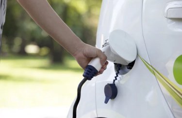 Ukraine’s Electric Vehicle Density: A Comparison with Poland