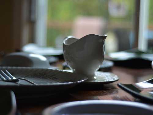Sauce tricks: serving and eating according to the rules of etiquette