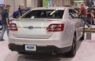 Ford pulls back more than 100,000 Taurus cars in America because of a faulty door.
