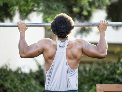 Should you train on the horizontal bar every day to build muscle?