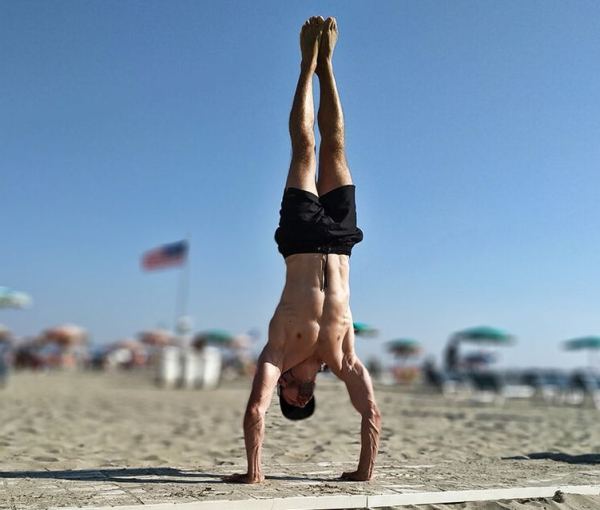 Handstand: How to Strengthen Your Whole Body with One Exercise