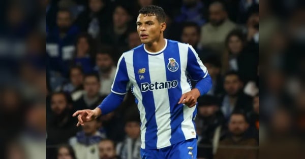 Famous football player urgently flew home due to family tragedy (photo)