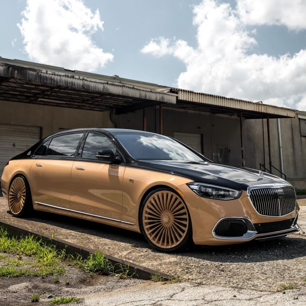 Famous football player bought an ultra-rare car for almost half a million euros (photo) 6