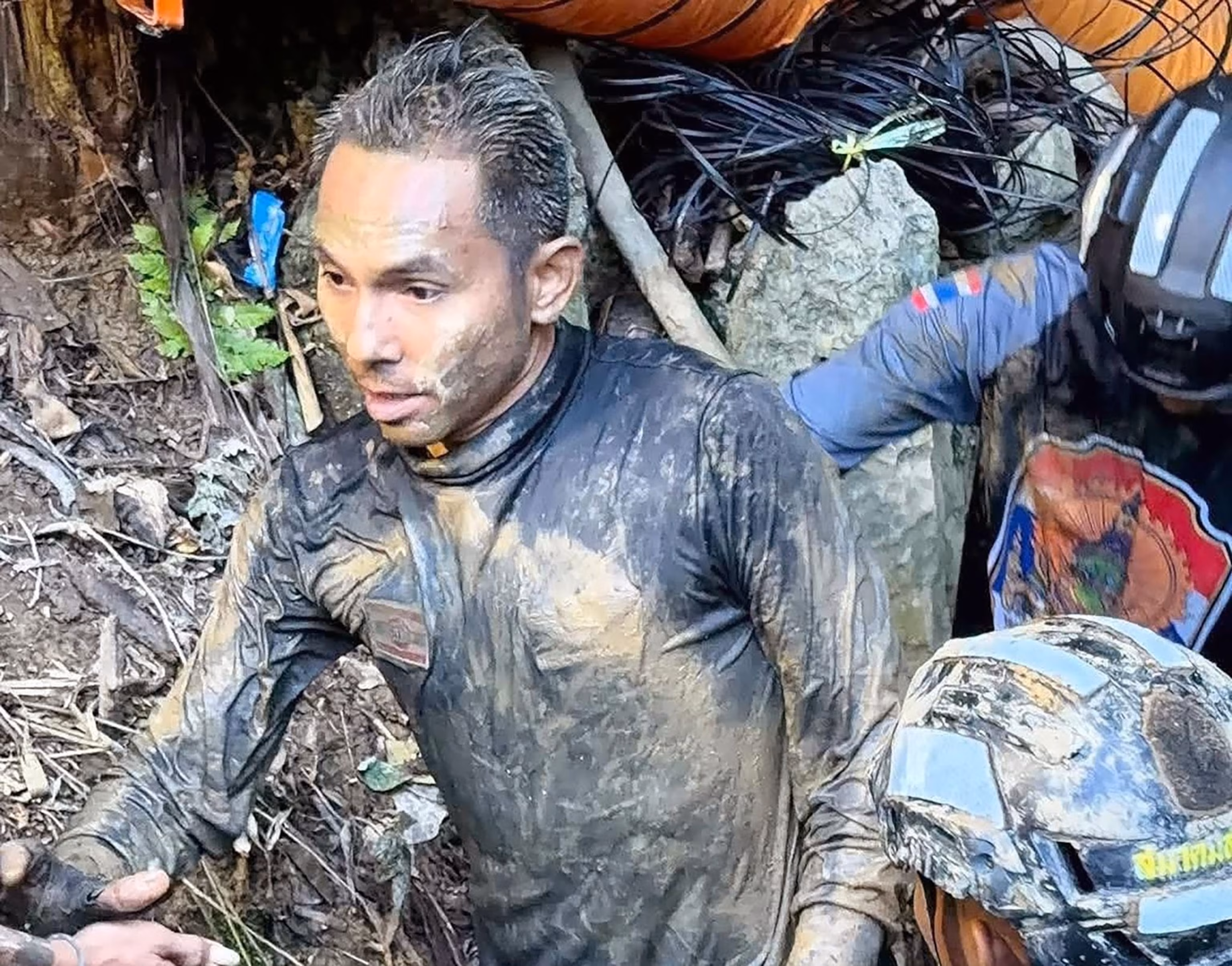 More divers reach Laos to explore narrow caverns in urgent search for 2 locals. 6 More divers reach Laos to explore narrow caverns in urgent search for 2 locals. 6
