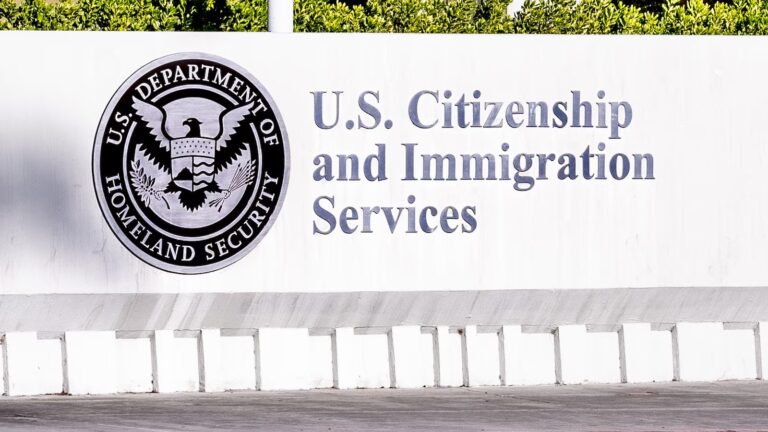 DHS: La Mayoría de los Inmigrantes Podrán Obtener Tarjeta Verde Sin Salir del País 13