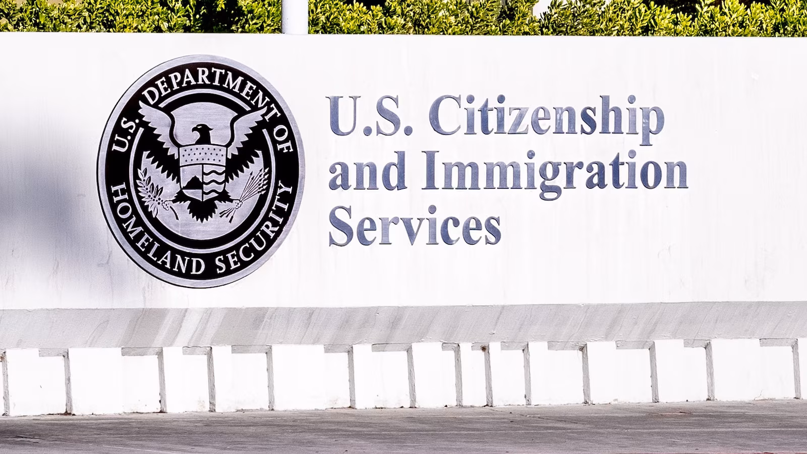 DHS: La Mayoría de los Inmigrantes Podrán Obtener Tarjeta Verde Sin Salir del País 3