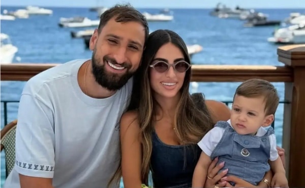Famous champion goalkeeper "signed a long-term contract" with the mother of his child (photo) 4