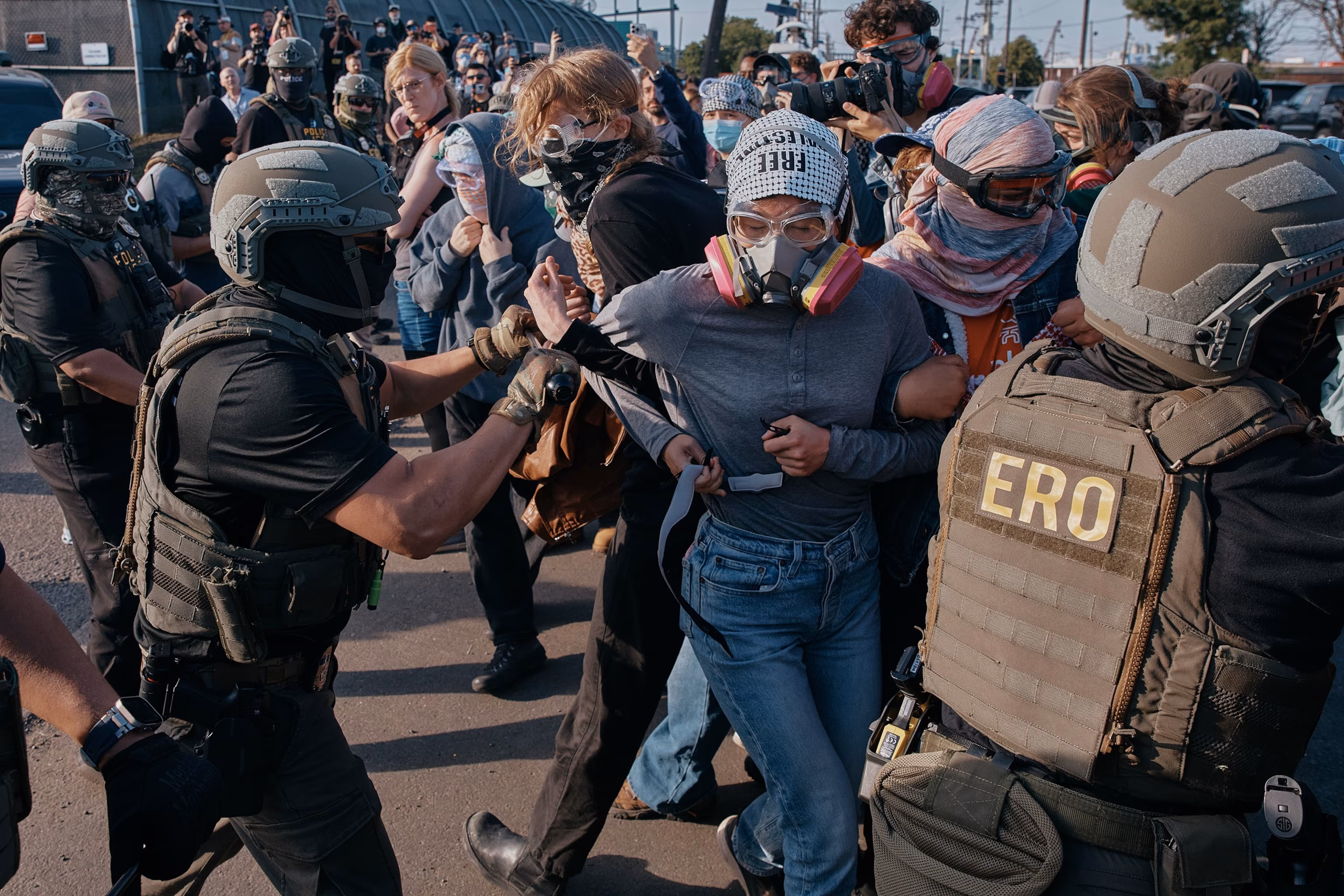 El secretario del DHS, Mullin, amenaza con retirar agentes del aeropuerto de Newark por las protestas en el centro de detención de ICE 9