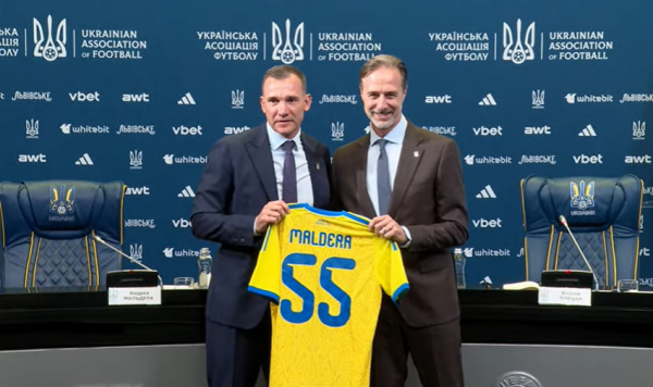 A foreigner has become the head coach of the Ukrainian national football team for the first time: he has a yellow-and-blue tattoo with a trident on his back (photo) 5