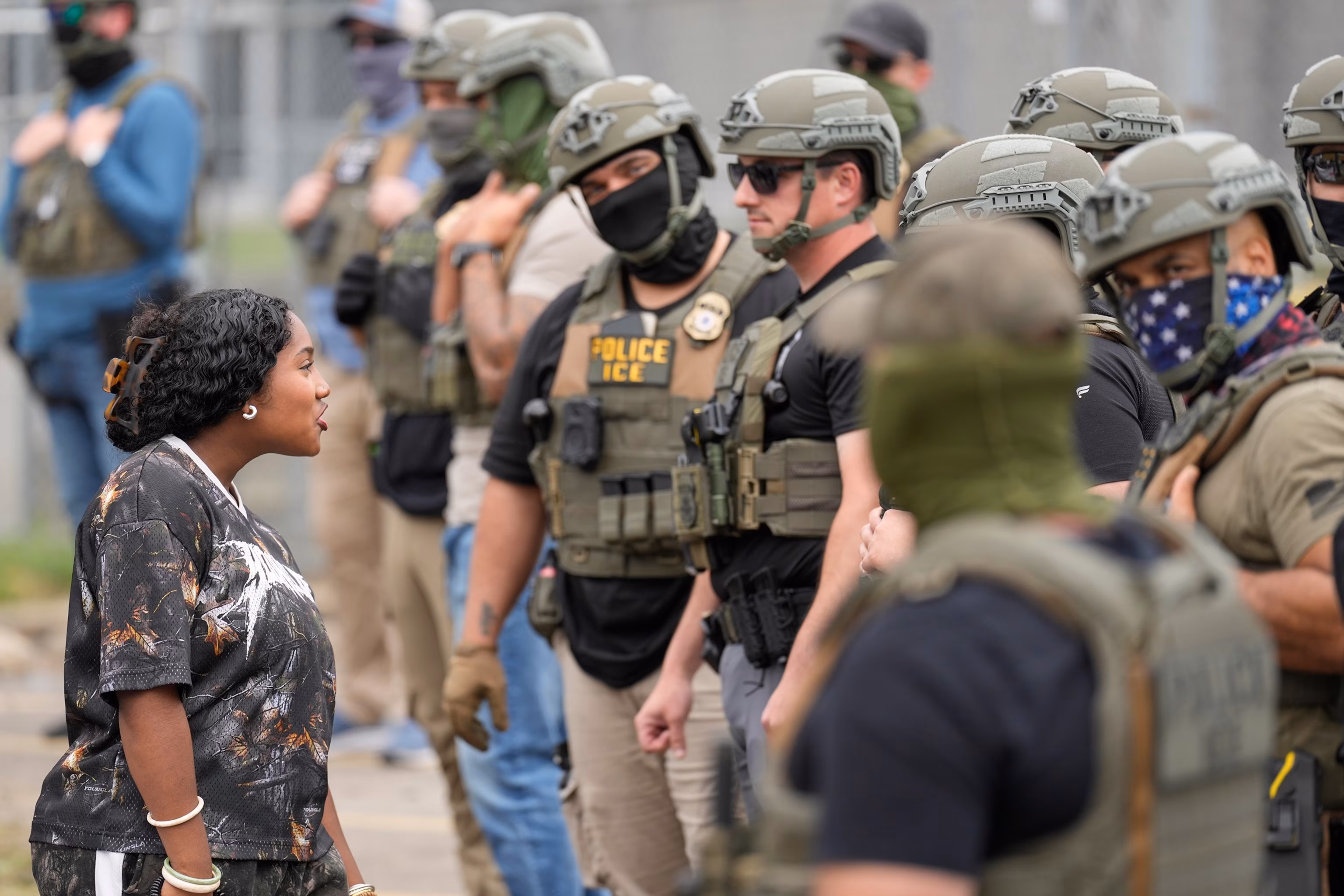 El secretario del DHS, Mullin, amenaza con retirar agentes del aeropuerto de Newark por las protestas en el centro de detención de ICE 7