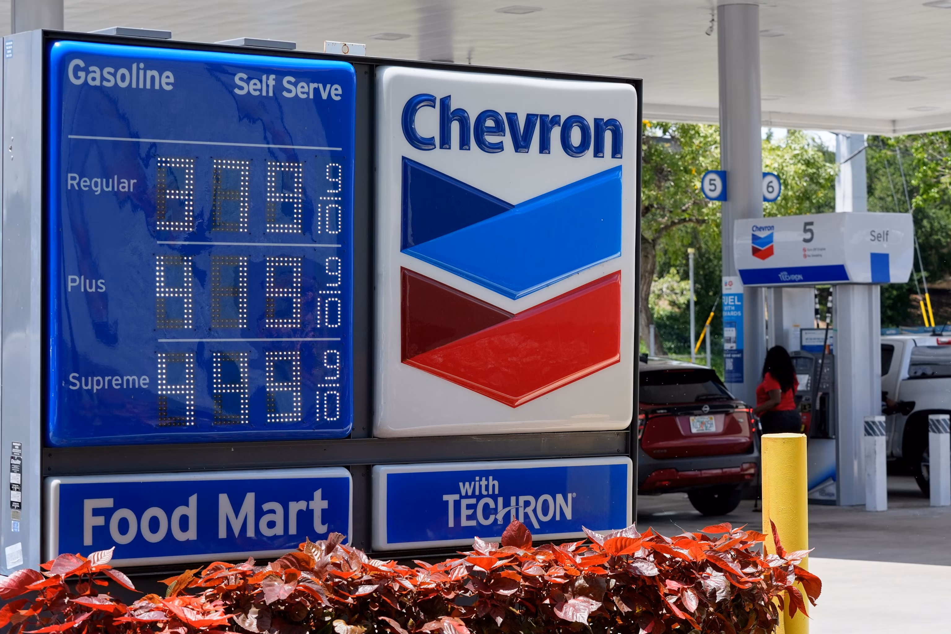 Trump conferred with petroleum and natural gas leaders amid protracted Iran conflict and escalating costs. 6