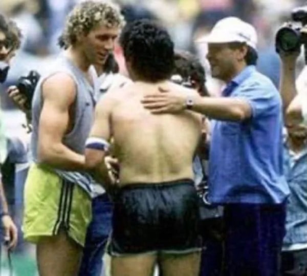 Blokhin's friend put up for sale Maradona's iconic T-shirt (photo) 5