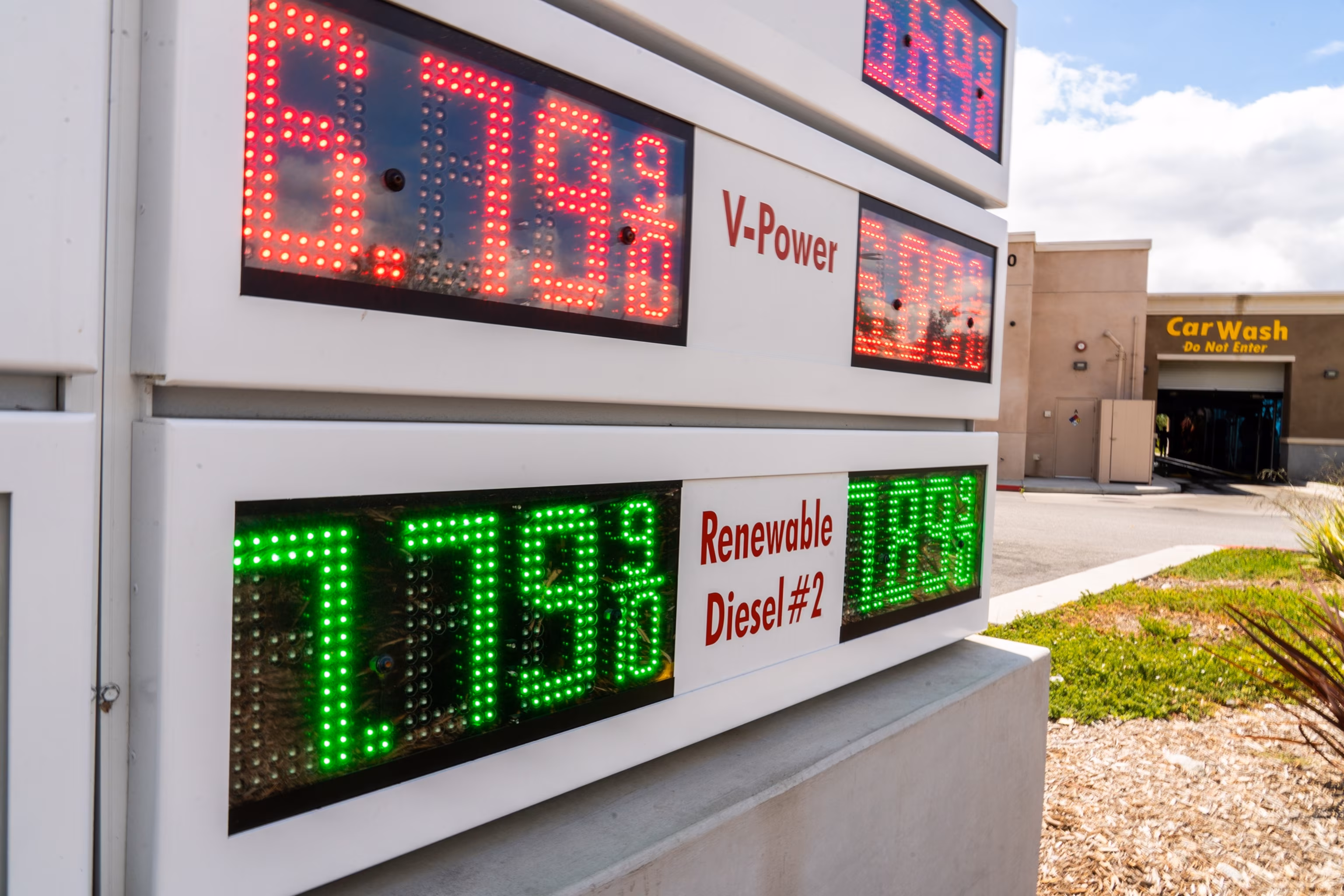 Americans Feel the Pinch at the Pump After Protracted Iran Conflict 5