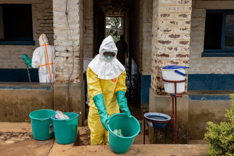 Le ministre de la RDC déclare que les gens n'ont pas "besoin de paniquer" face à l'épidémie d'Ebola 7
