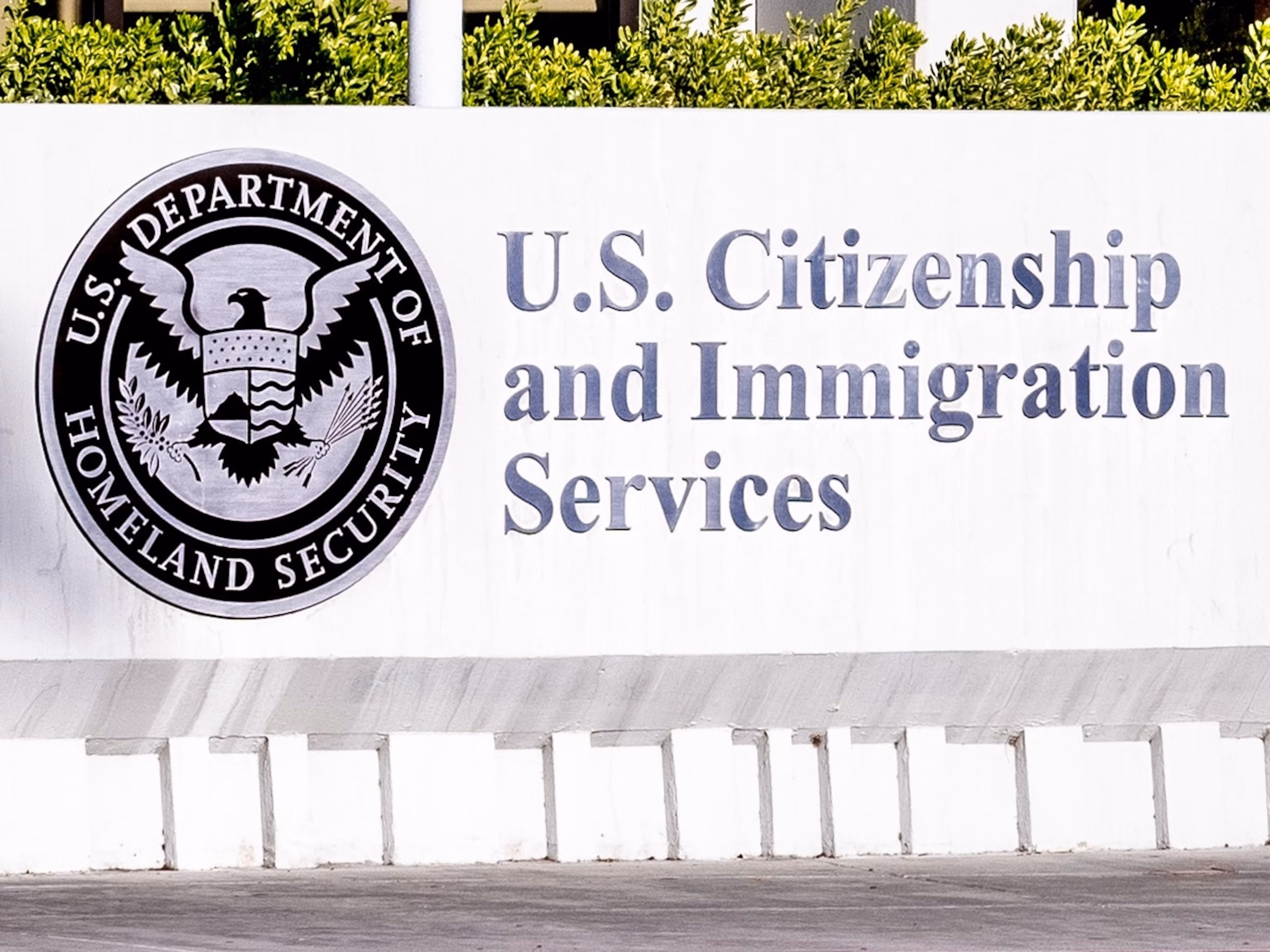 DHS: La Mayoría de los Inmigrantes Podrán Obtener Tarjeta Verde Sin Salir del País 4
