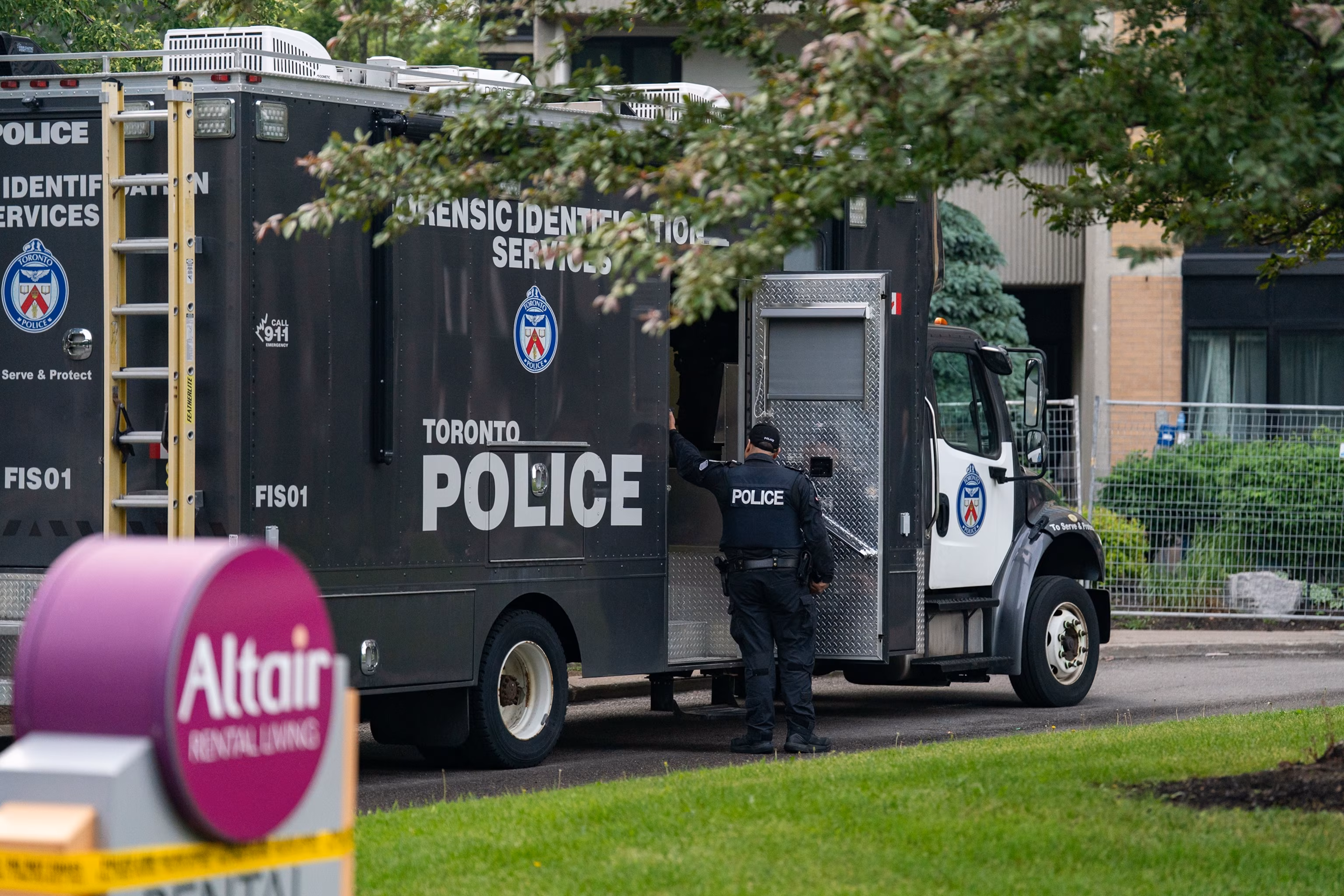 Officer killed during search warrant execution in investigation linked to Toronto consulate shooting 5 Officer killed during search warrant execution in investigation linked to Toronto consulate shooting 5