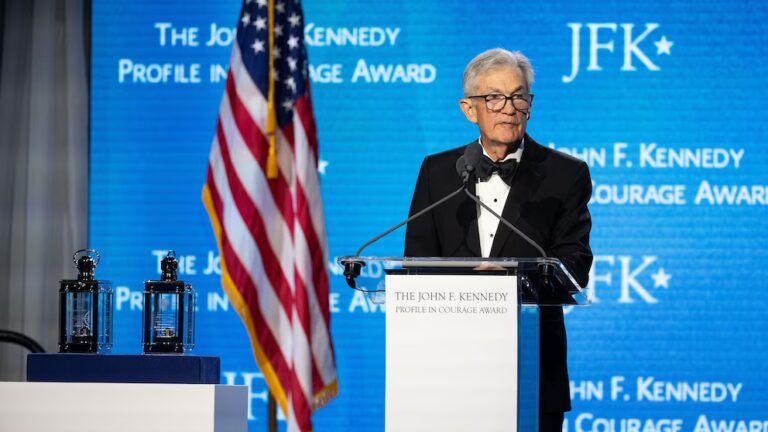 La banque centrale fait face à un "test de résistance" politique qui menace l'économie, selon l'ancien président de la Fed, Powell 6