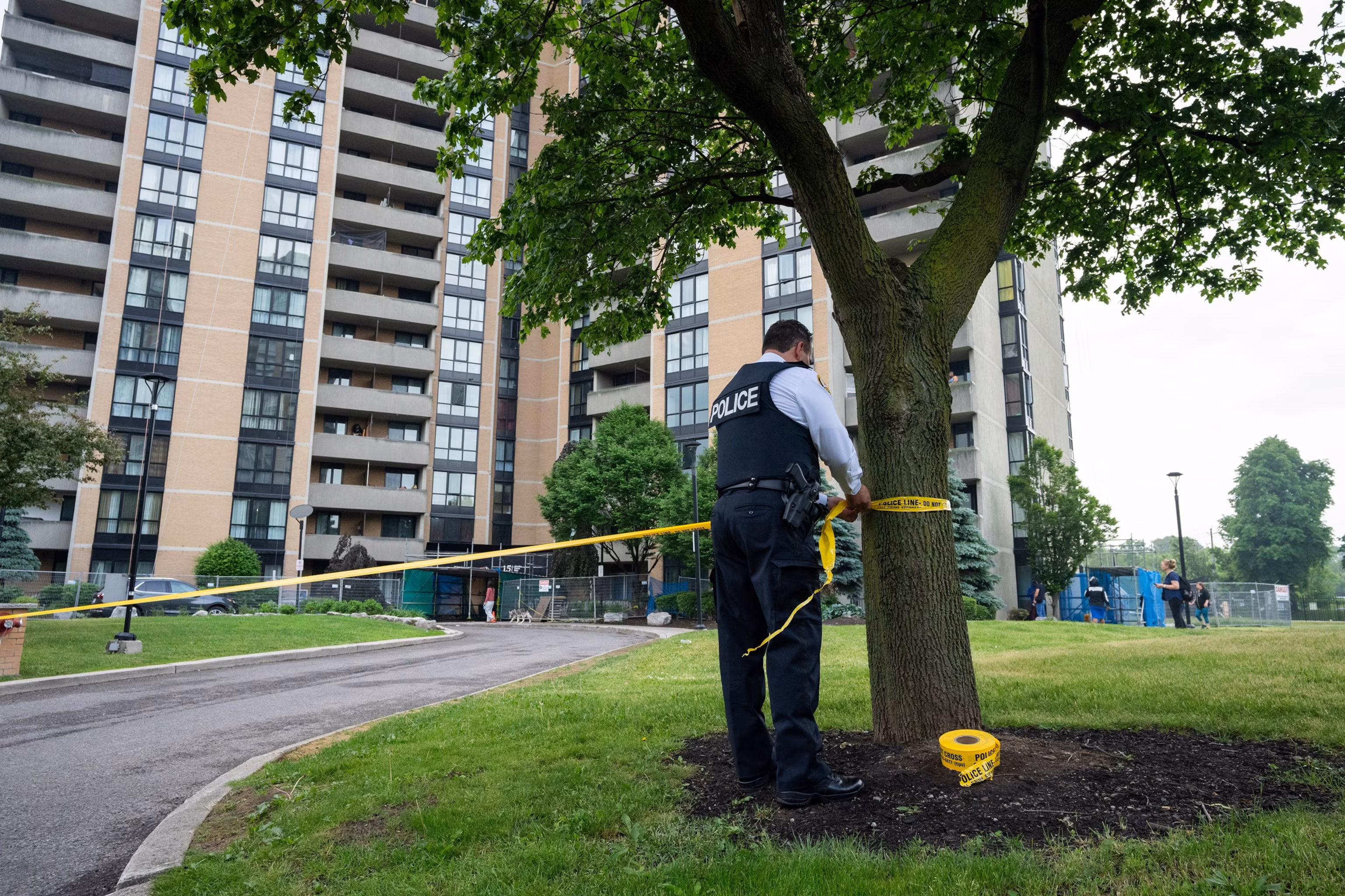 Officer killed during search warrant execution in investigation linked to Toronto consulate shooting 6 Officer killed during search warrant execution in investigation linked to Toronto consulate shooting 6