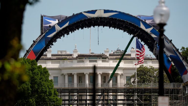 Forse non lo smantelleremo mai: Trump paragona l'arena UFC della Casa Bianca alla Torre Eiffel, affermando che potrebbe essere permanente 1