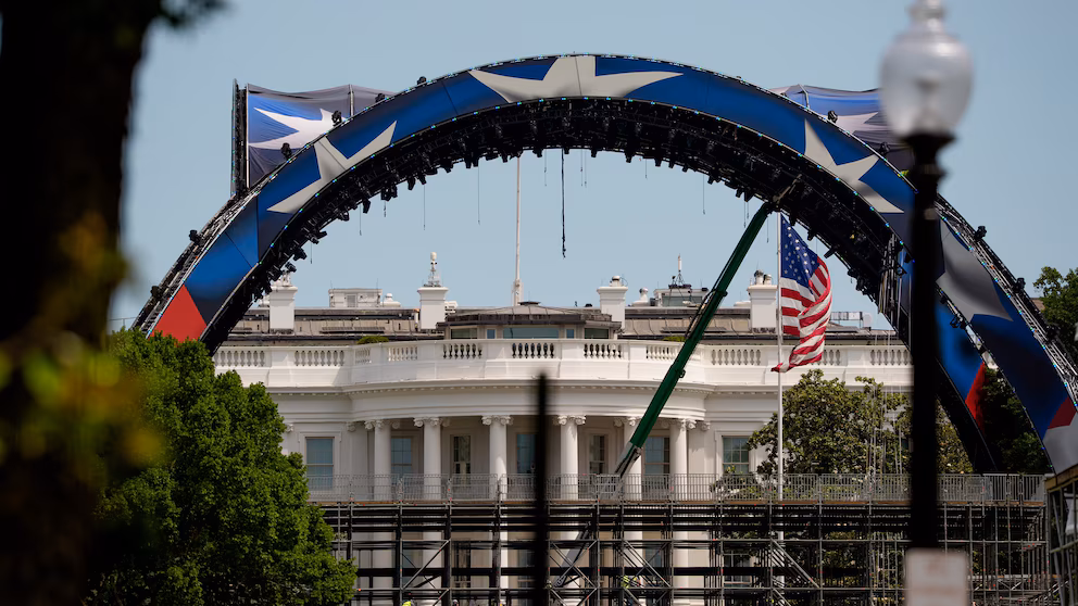 Forse non lo smantelleremo mai: Trump paragona l'arena UFC della Casa Bianca alla Torre Eiffel, affermando che potrebbe essere permanente 4
