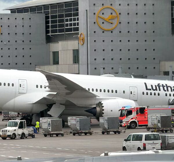 Lufthansa Boeing 787-9’da burun iniş takımının çökmesi sonucu yaralanan çalışanlar Frankfurt Havalimanı’nda