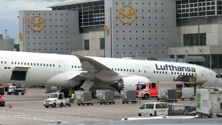 Lufthansa Boeing 787-9'da burun iniş takımının çökmesi sonucu yaralanan çalışanlar Frankfurt Havalimanı'nda 15