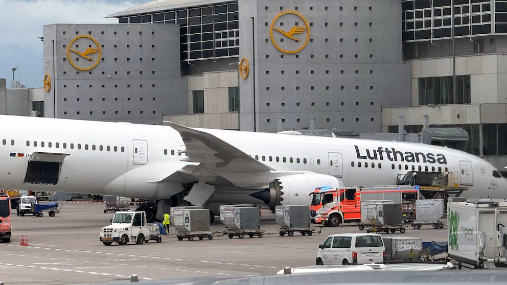 Lufthansa Boeing 787-9'da burun iniş takımının çökmesi sonucu yaralanan çalışanlar Frankfurt Havalimanı'nda 3