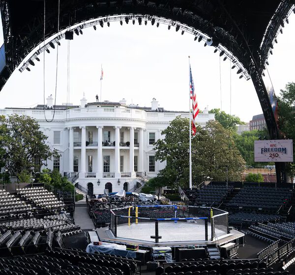 Trumpin UFC-ottelu Valkoisen talon eteläpihalla
