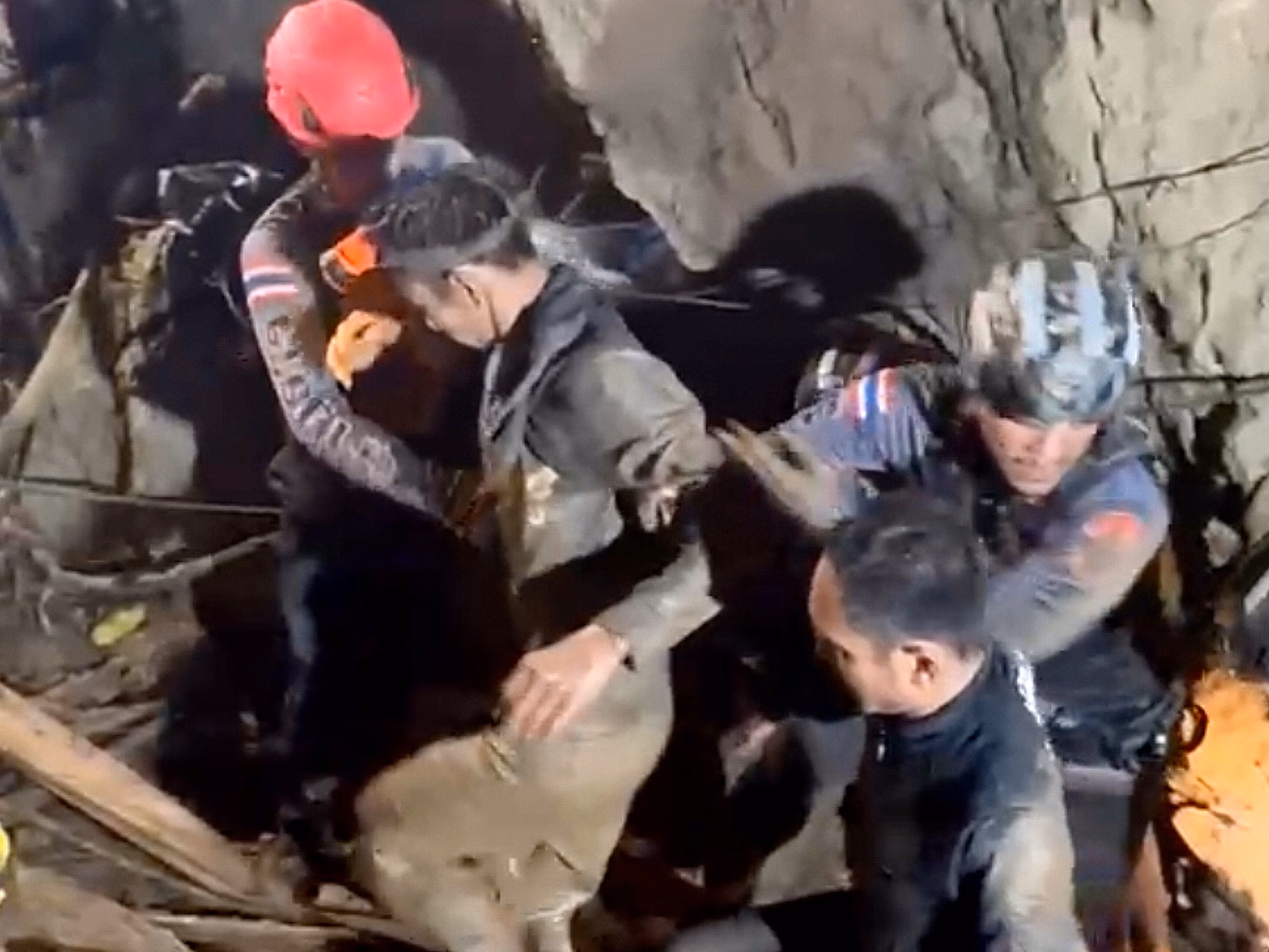 Secours à Laos : des sauveteurs cherchent des mineurs d'or disparus dans un puits de 60 mètres. 11