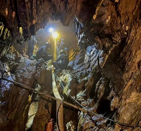 HOME 26 Les secouristes dans la grotte du Laos rapportent un “bruit de coups” lors de…
