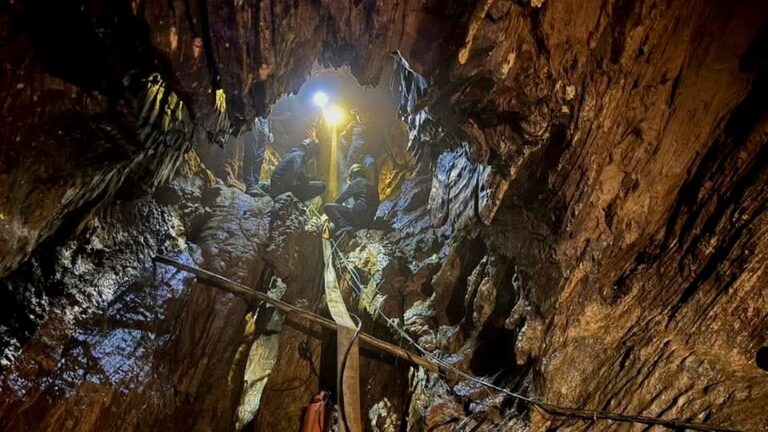 Les secouristes dans la grotte du Laos rapportent un "bruit de coups" lors de la recherche des deux dernières personnes disparues. 6