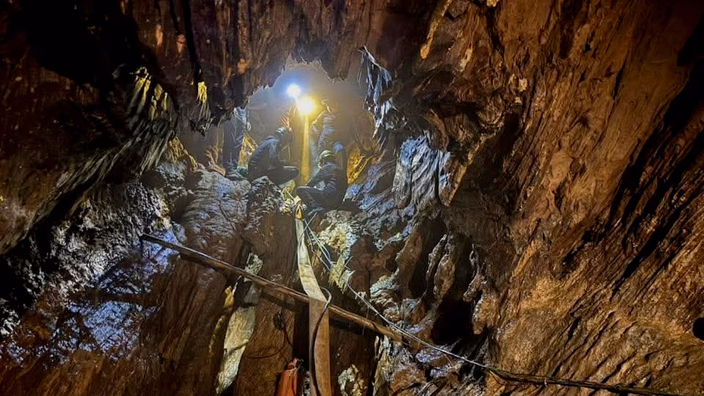 Les secouristes dans la grotte du Laos rapportent un "bruit de coups" lors de la recherche des deux dernières personnes disparues. 3