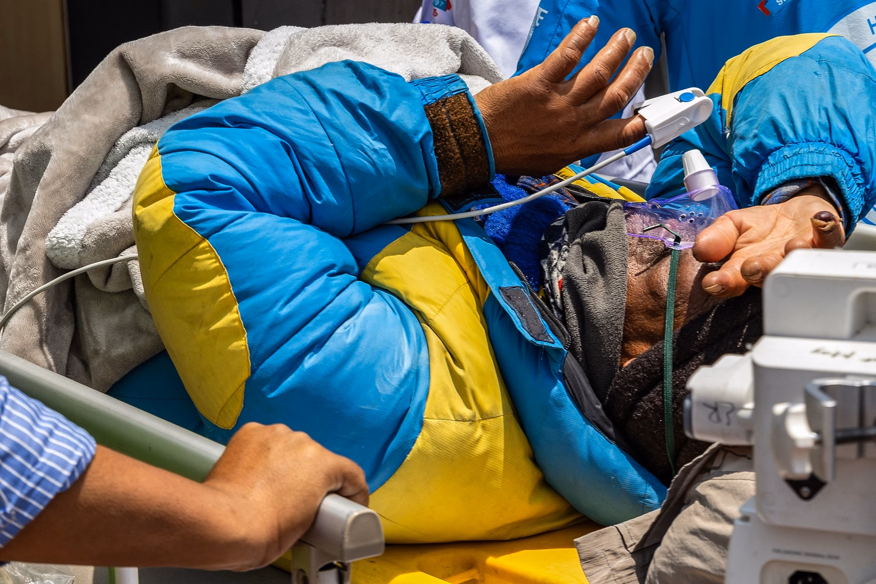 'Incredibile': Sherpa scomparso per 6 giorni sul Monte Everest ritrovato vivo 6