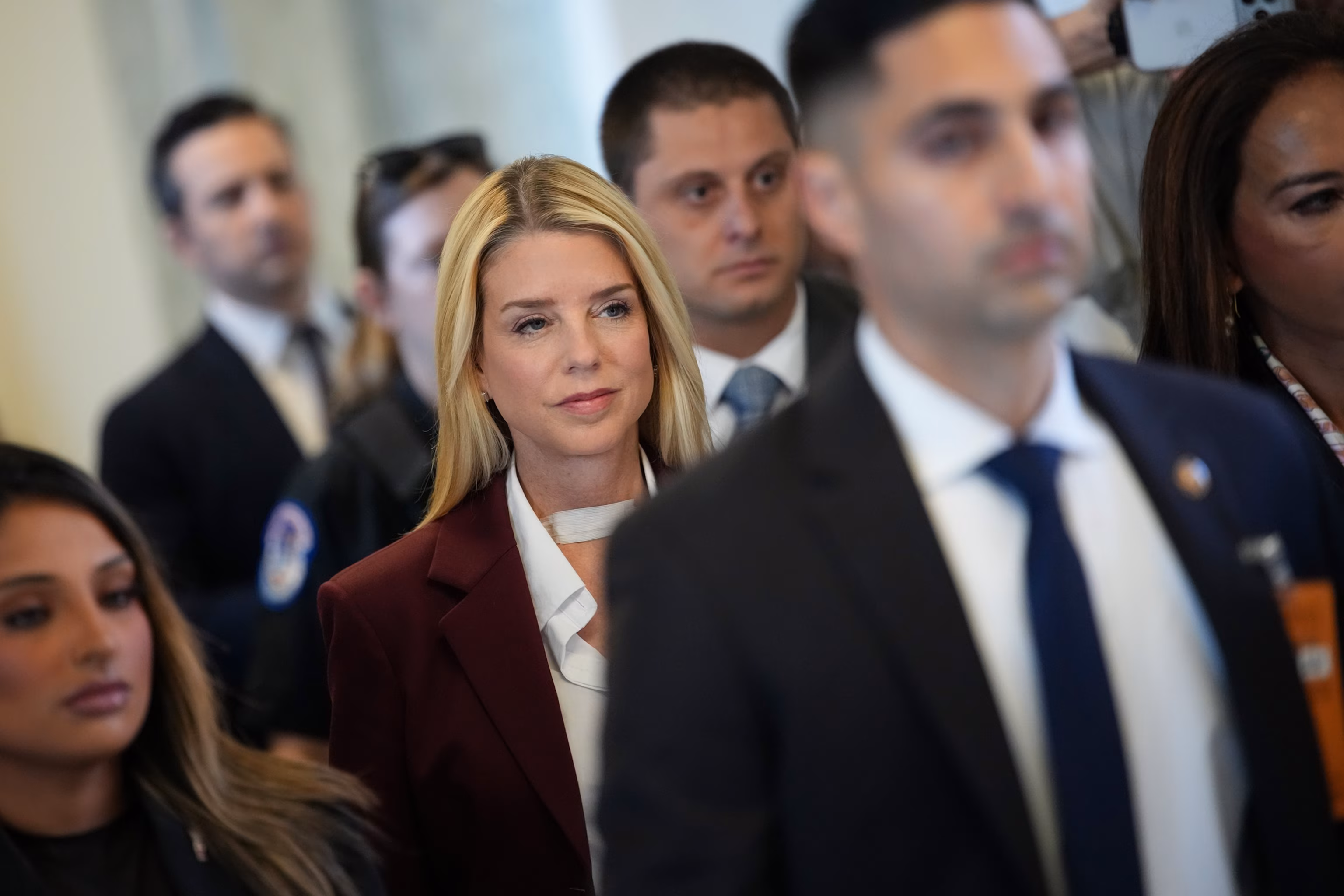 Privilège a été invoqué, refus de répondre aux questions sur les interactions avec Trump concernant les dossiers Epstein 10